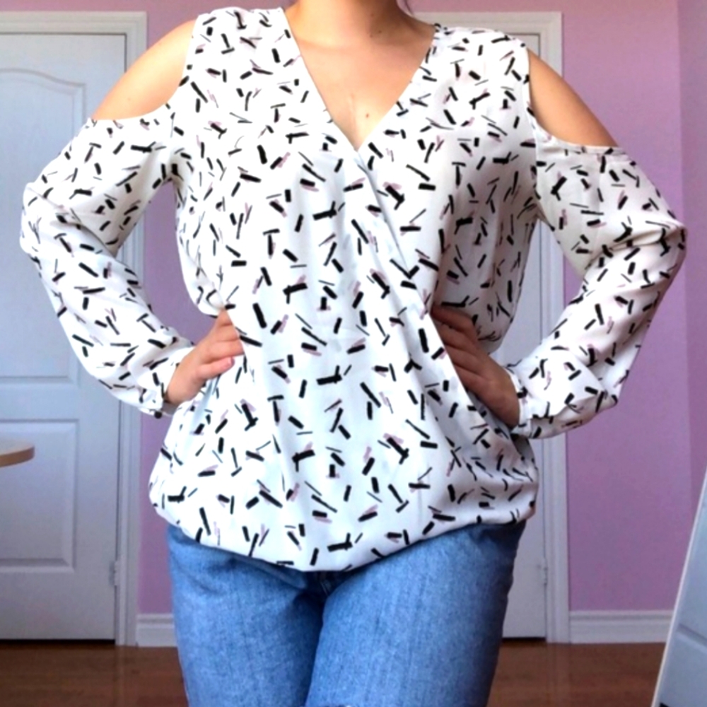 (M)🎀REITMANS🎀Brushstroke Cold Shoulder Wrap Blouse Ptp20.5"×L18.5"